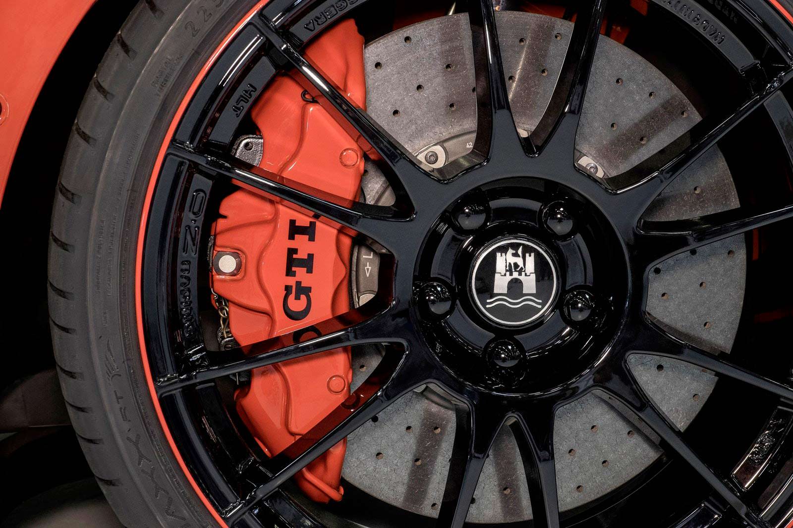 Красный тормозной суппорт VW Golf GTI