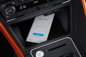 Volkswagen Polo: беспроводная зарядка смартфона