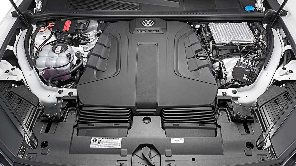 Двигатель V6 под капотом Volkswagen Touareg 2019 Двигатель V6 под капотом Volkswagen Touareg 2019
