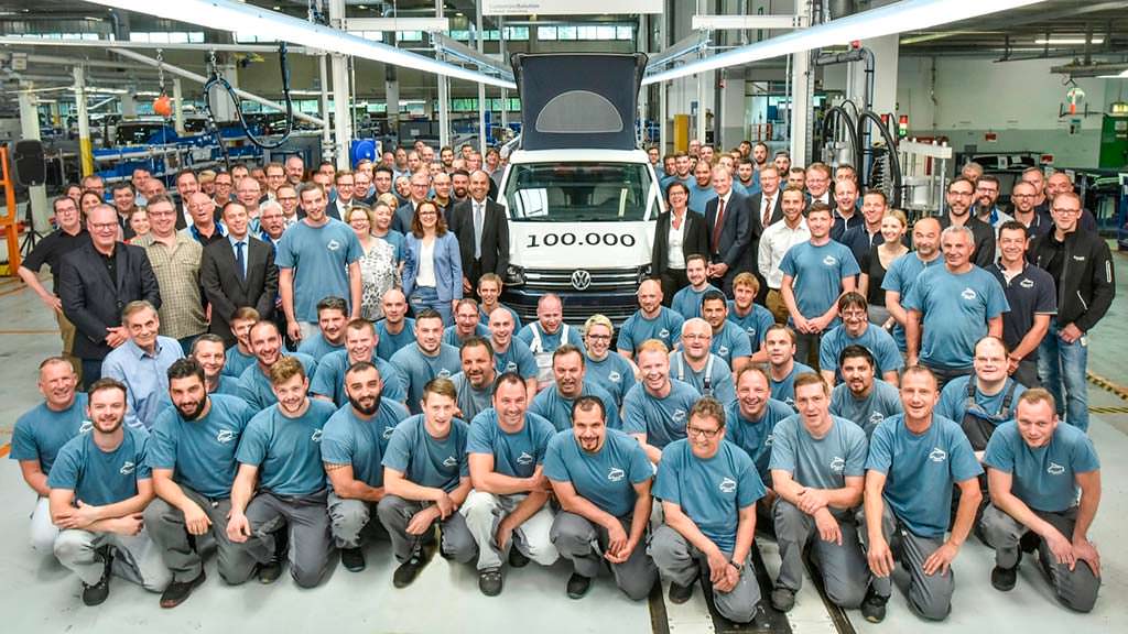 Volkswagen California Ocean и сотрудники завода в Ганновере Volkswagen California Ocean и сотрудники завода в Ганновере