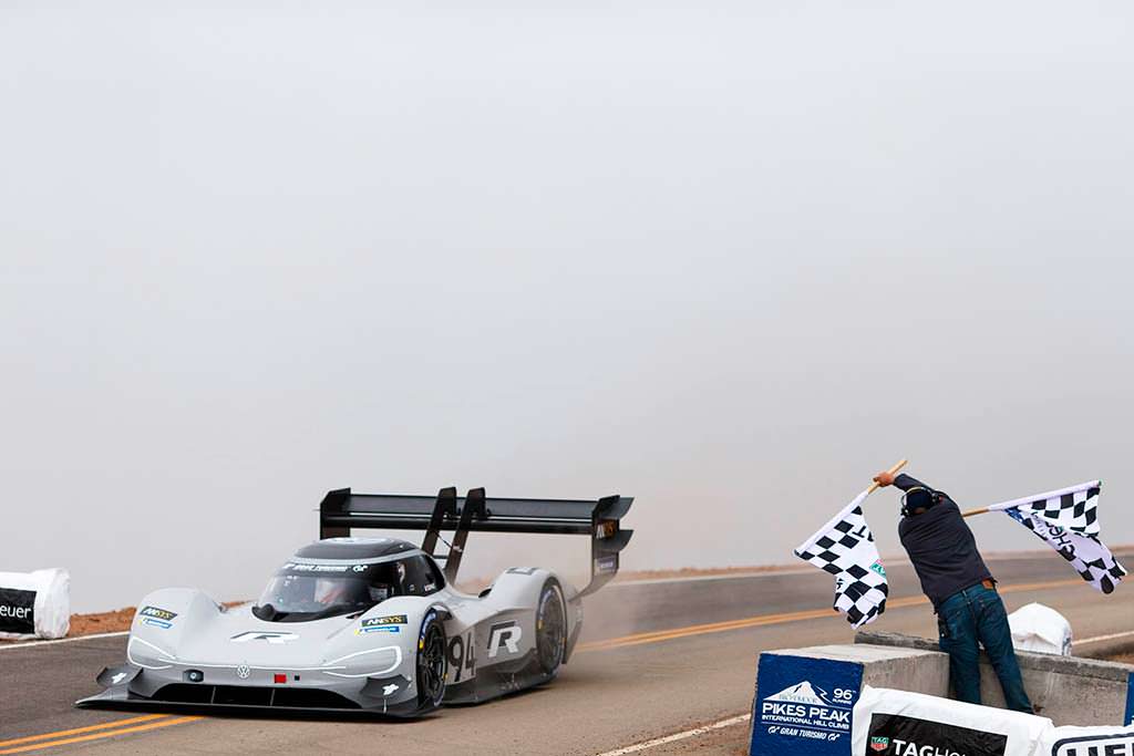 Финиш Volkswagen I.D. R Pikes Peak 2018 года за 7 57.148 минут Финиш Volkswagen I.D. R Pikes Peak 2018 года за 7 57.148 минут
