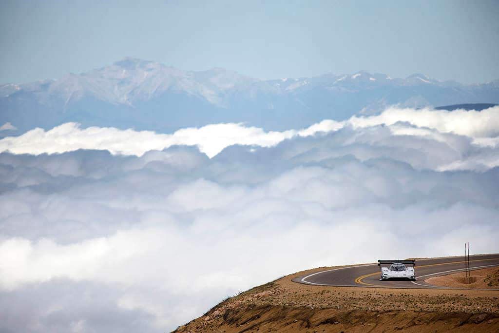 Гонка в облаках электромобиля Volkswagen I.D. R Pikes Peak Гонка в облаках электромобиля Volkswagen I.D. R Pikes Peak