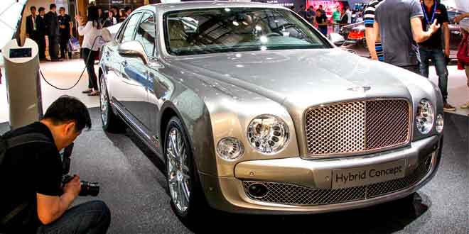 В Пекине показали первый гибрид Bentley | живые фото