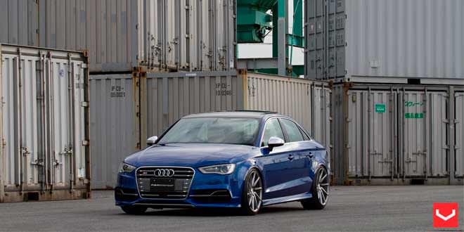 Синяя Audi S3 позирует на 20-дюймовых дисках Vossen | фото