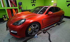 Porsche Panamera GTS в красном виниле от Print Tech