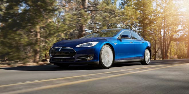 Полноприводный электроседан Tesla Model S 70D
