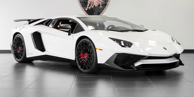 Белый Lamborghini Aventador SV оттенка Bianco Isis | фото