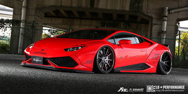 Красный Lamborghini Huracan в обвесе Liberty Walk | фото