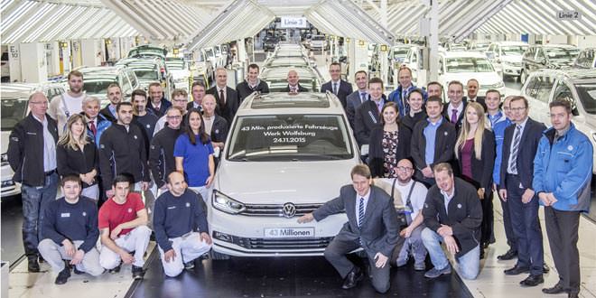 43-миллионный автомобиль завода Volkswagen в Вольфсбурге, компактвэн VW Touran