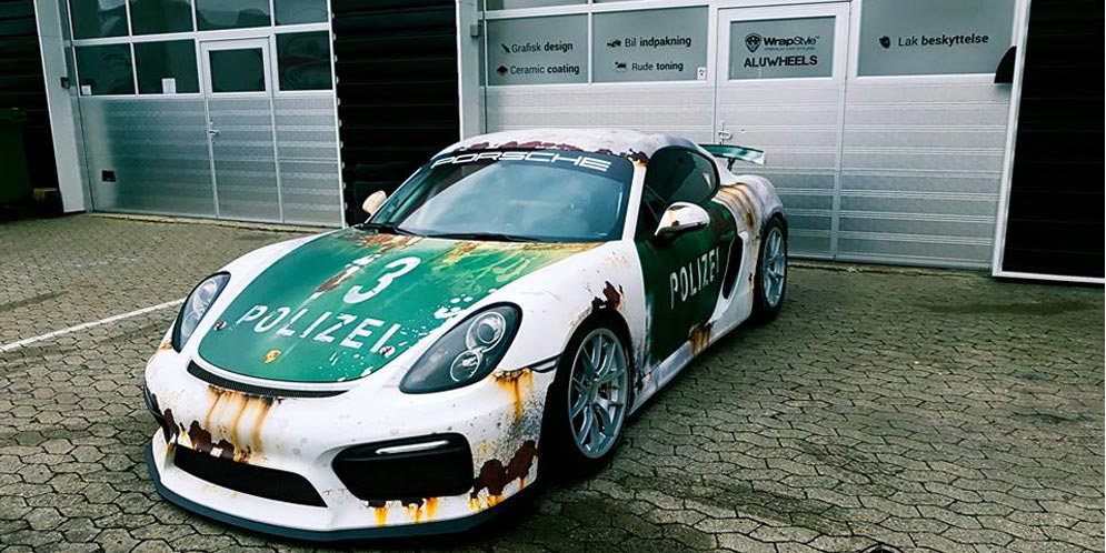 Porsche Cayman GT4 в полицейском виниле от WrapStyle