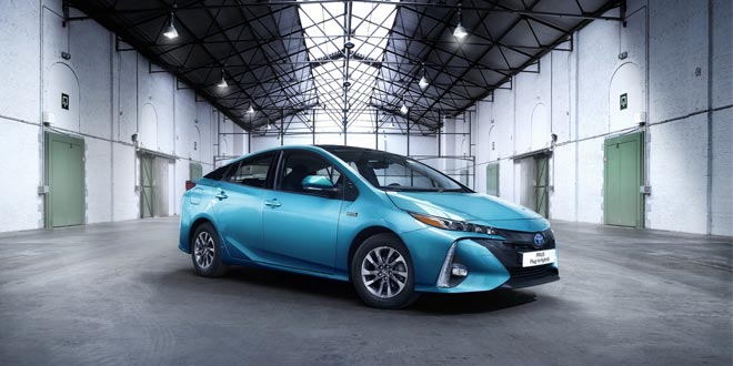 Гибридный хэтчбек Toyota Prius Prime