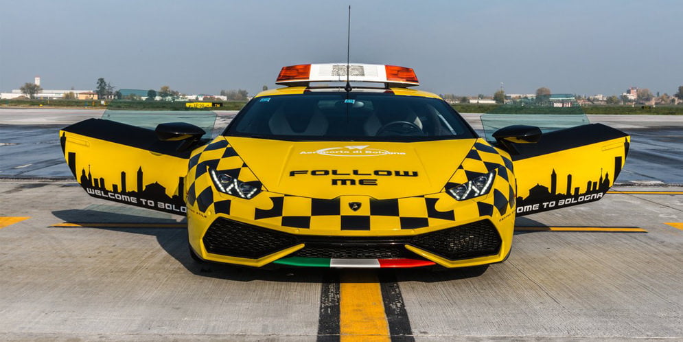 Суперкар Lamborghini Huracan в аэропорту Болоньи