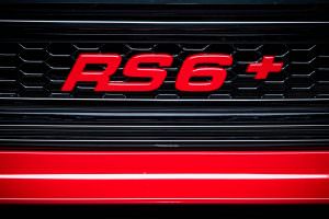 Надпись RS6+ на радиаторной решетке
