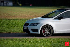 Белый SEAT Leon Cupra ST 280