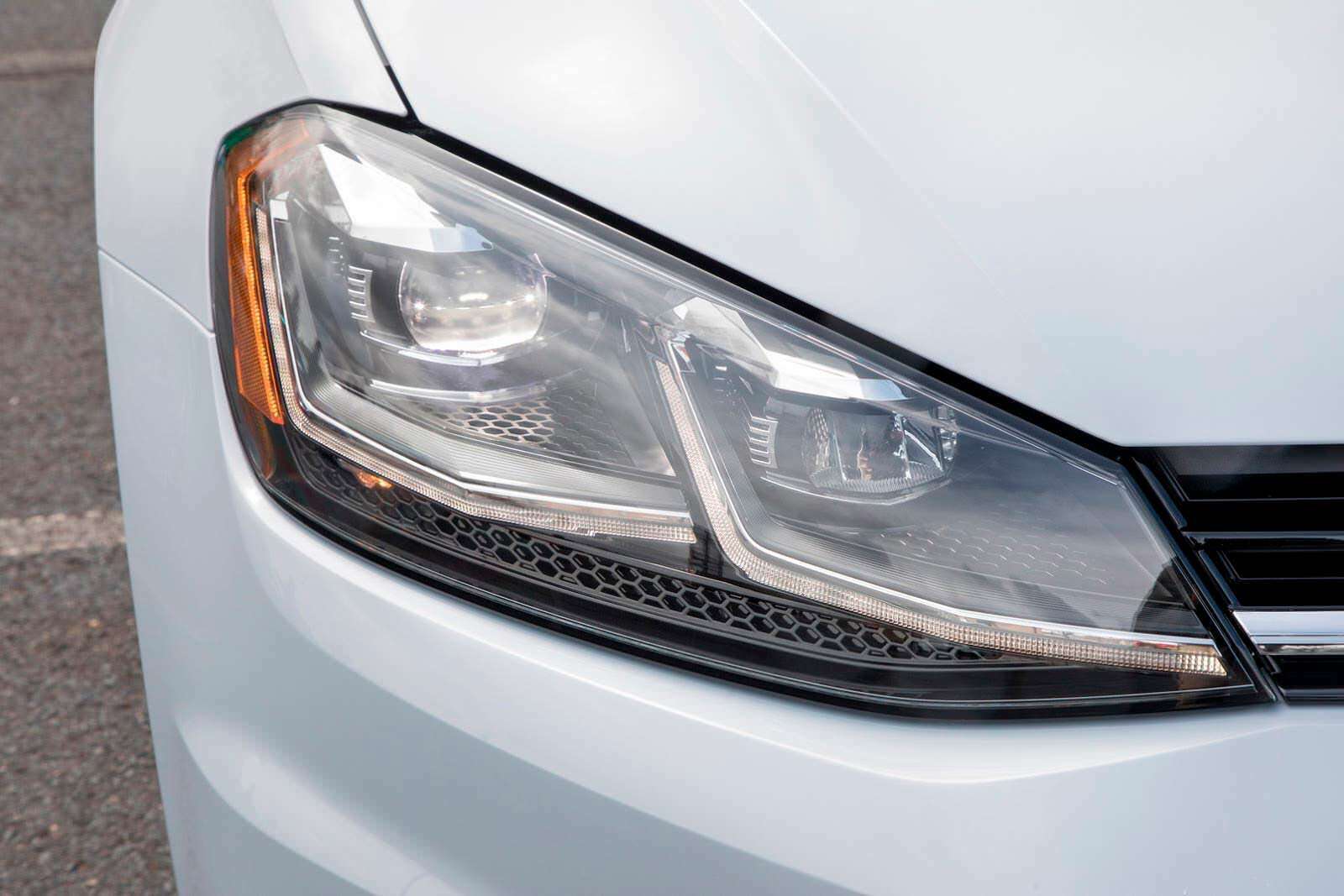 Фото | Светодиодные фары Volkswagen Golf SEL 2018 года