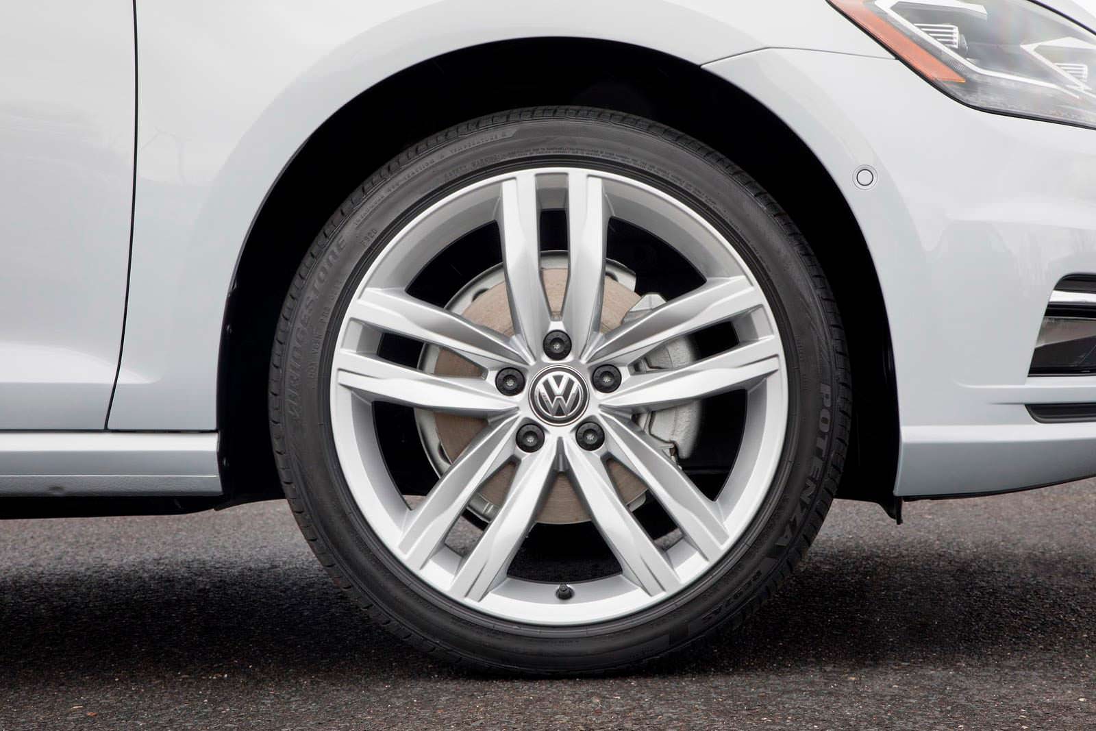 Фото | Колеса Volkswagen Golf SEL 2018 года