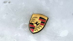 Логотип Porsche на капоте трекового 911 RSR 1993 года