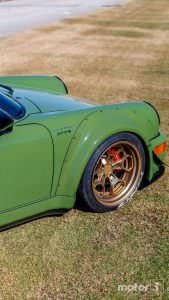 Золотистые диски на авто Porsche 911 (964)
