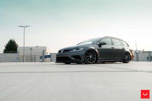 Фото | Volkswagen Golf R Variant 2017 цвета Deep Black Pearl