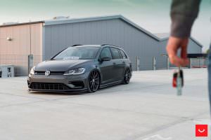Универсал VW Golf R Variant 2017 на дисках Vossen VFS-10