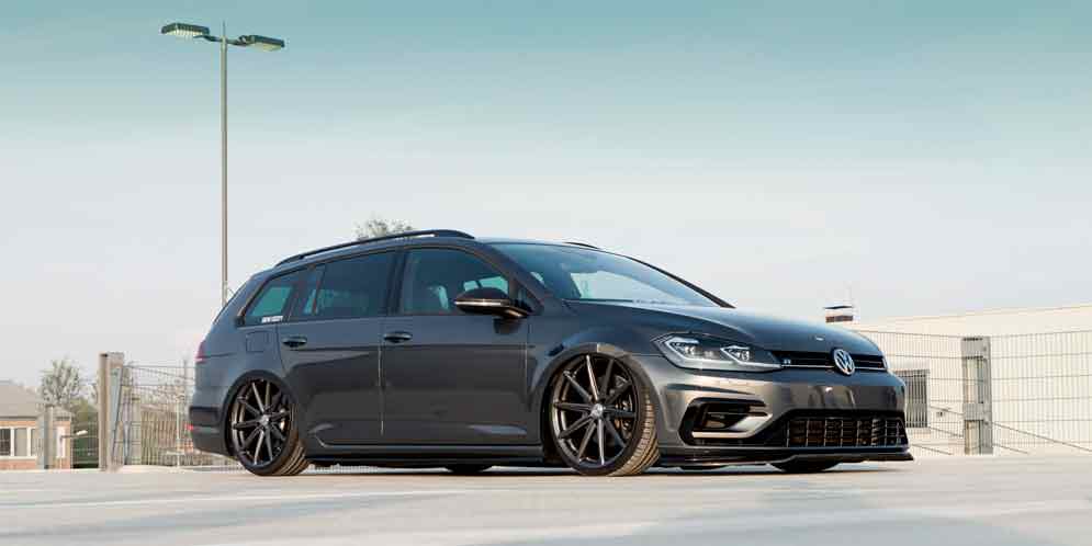 Новый Volkswagen Golf R Variant 2017 на дисках Vossen | фото