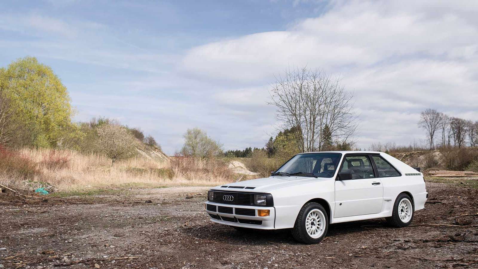 Белая Audi Sport Quattro 1984 года выпуска