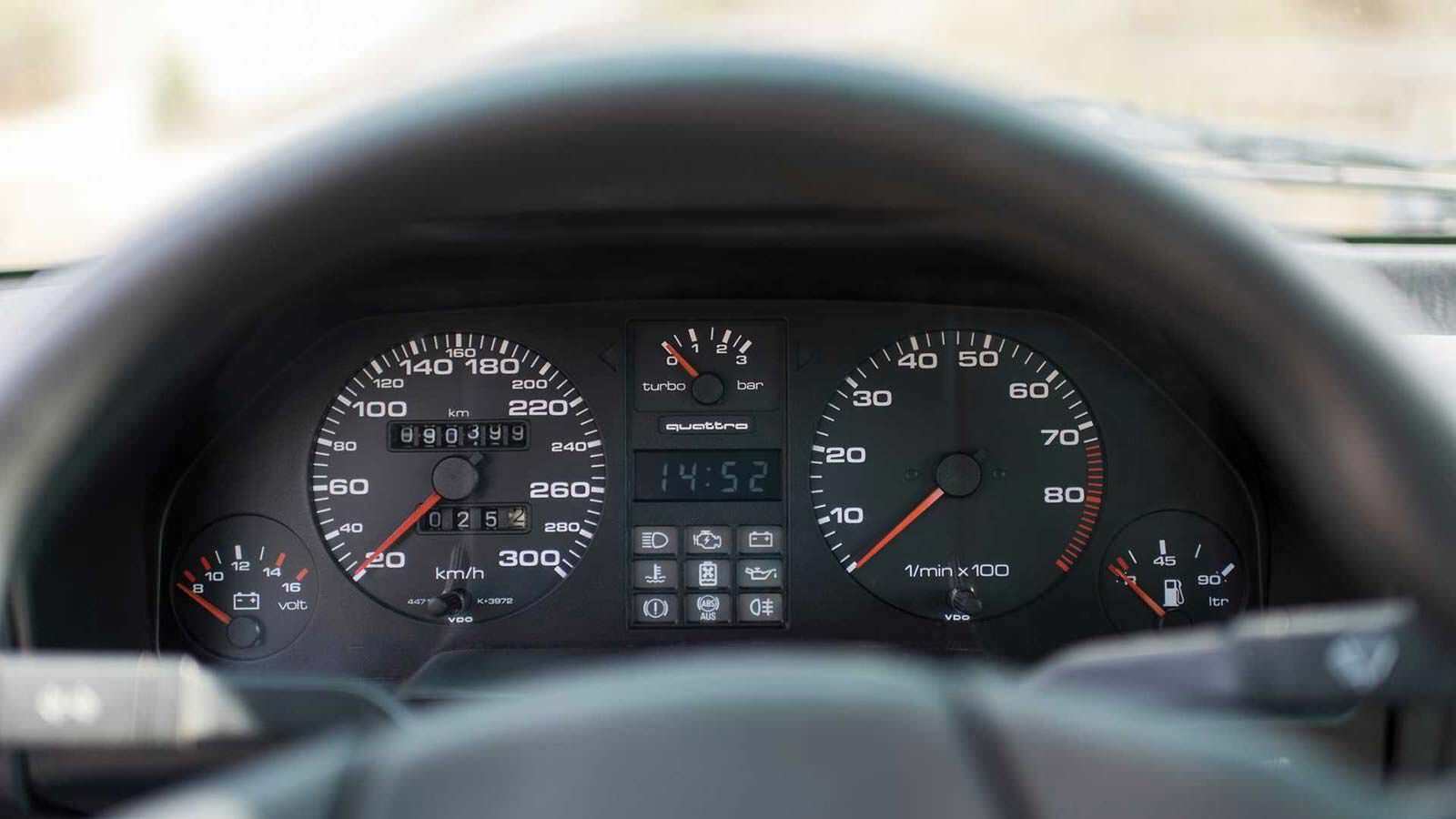 Приборная панель Audi Sport Quattro 1984 года