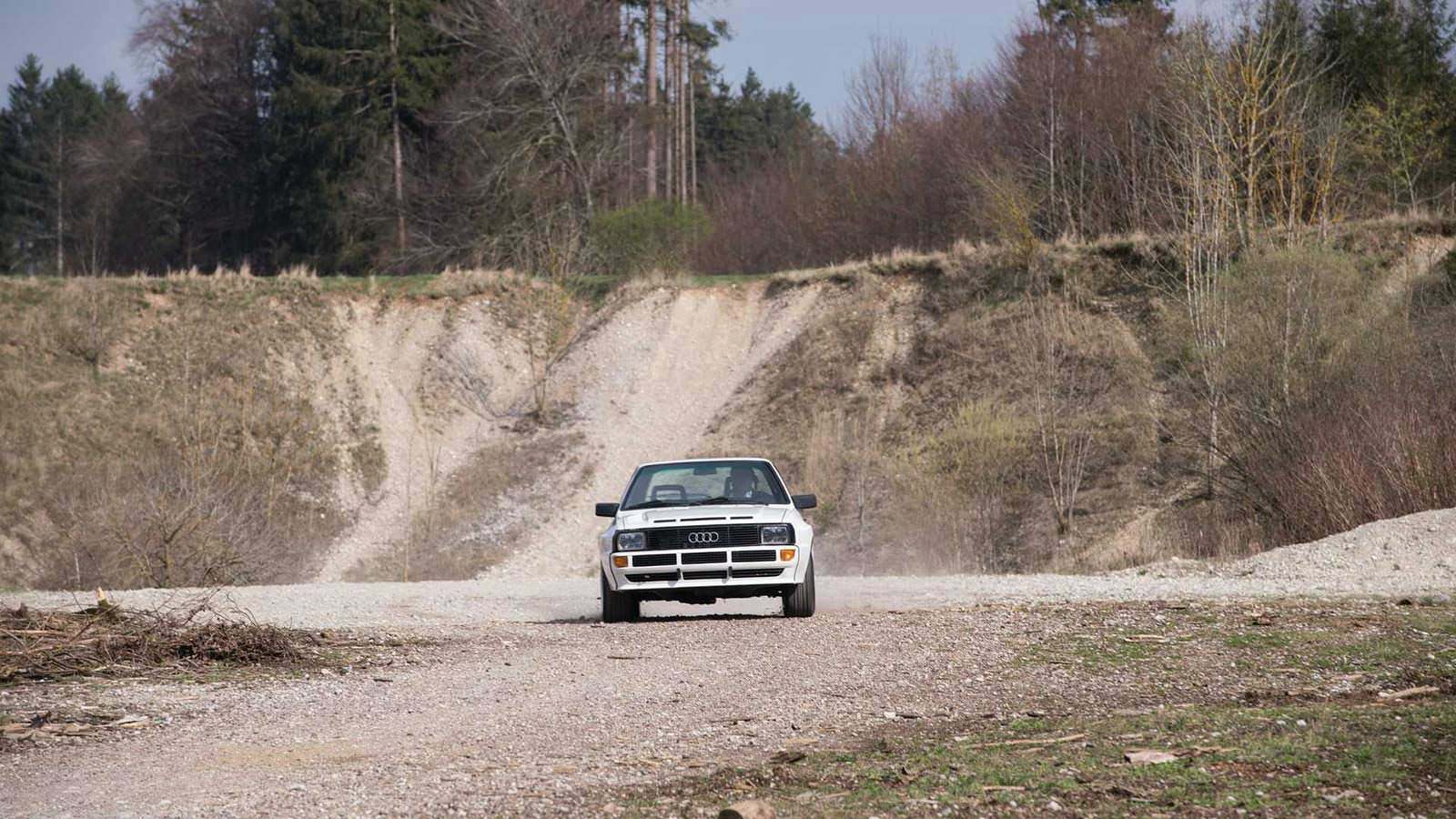 Белая Ауди Спорт Кватро 1984 года выпуска