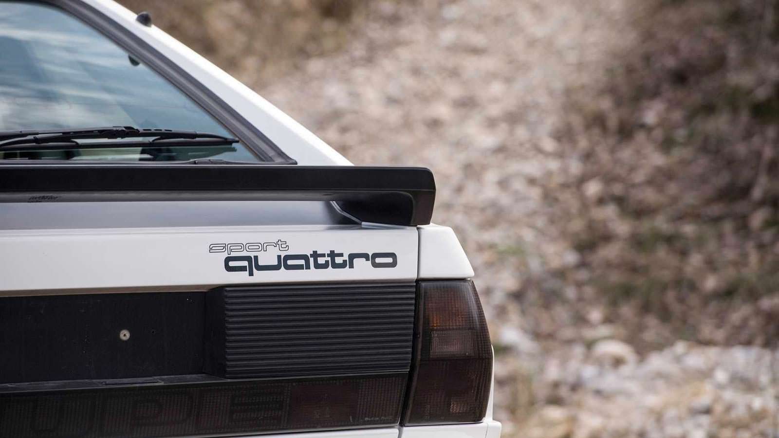 Надпись Sport Quattro на крышке багажника