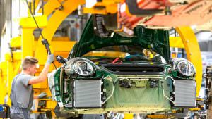 Конвейер на заводе в Цуффенхаузене. Миллионная Porsche 911