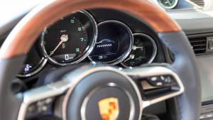 Приборная панель миллионного Porsche 911 Carrera S