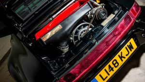 Моторный отсек Porsche 911 Turbo S Leichtbau 1993 года