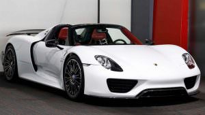 Белый Porsche 918 Spyder Weissach Package
