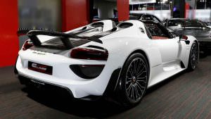 Супергибрид Porsche 918 Spyder Weissach Package 2015 года