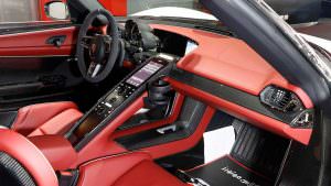 Красная кожа и карбон в салоне Porsche 918 Spyder
