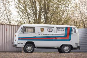 Фургон Фольксваген Т2 Транспортер Мартини 1977 года