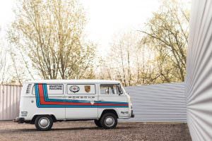 Volkswagen T2 Transporter Martini Racing 1977 года выпуска