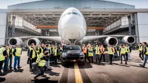Porsche Cayenne отбуксировал Airbus A380 на 42 метра