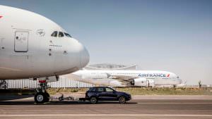 Фото | Porsche Cayenne буксирует самолет Airbus A380