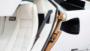 Белые кожаные сиденья Lamborghini Countach 1987 года