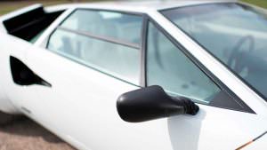 Черные зеркала и белый кузов Lamborghini Countach