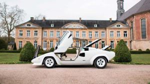 Открытые двери Lamborghini Countach