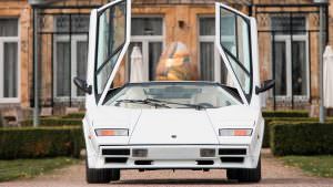 Открытые двери Lamborghini Countach