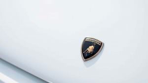 Позолоченный логотип Lamborghini на капоте Countach