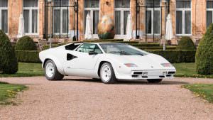 Белый Lamborghini Countach 1987 года выпуска