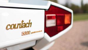 Позолоченная надпись Countach