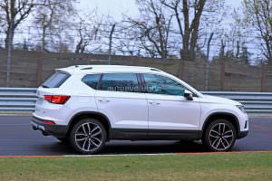 Горячий SEAT Ateca Cupra на дорожных испытаниях