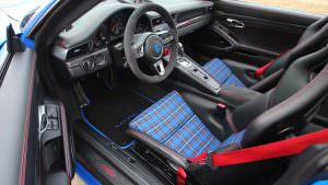 Сиденья в шотландскую клетку в Porsche 911 Carrera S