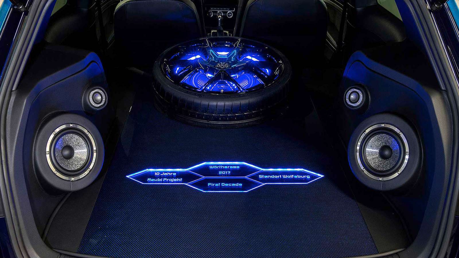 Запаска и колонки в багажнике VW Golf GTI First Decade