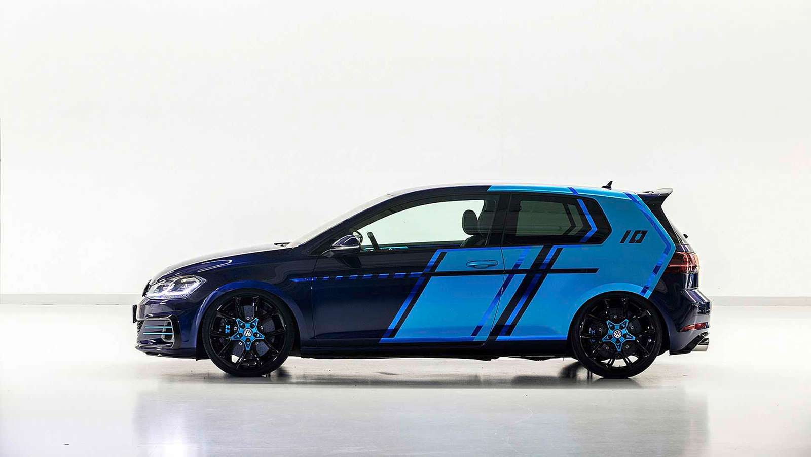 Двухцветный Volkswagen Golf GTI First Decade